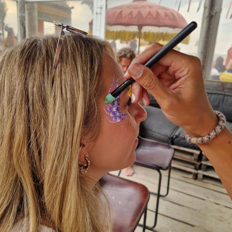 Professionele face art op een festival Festival schmink volwassenen door schminkster Tiffany uit Haarlem